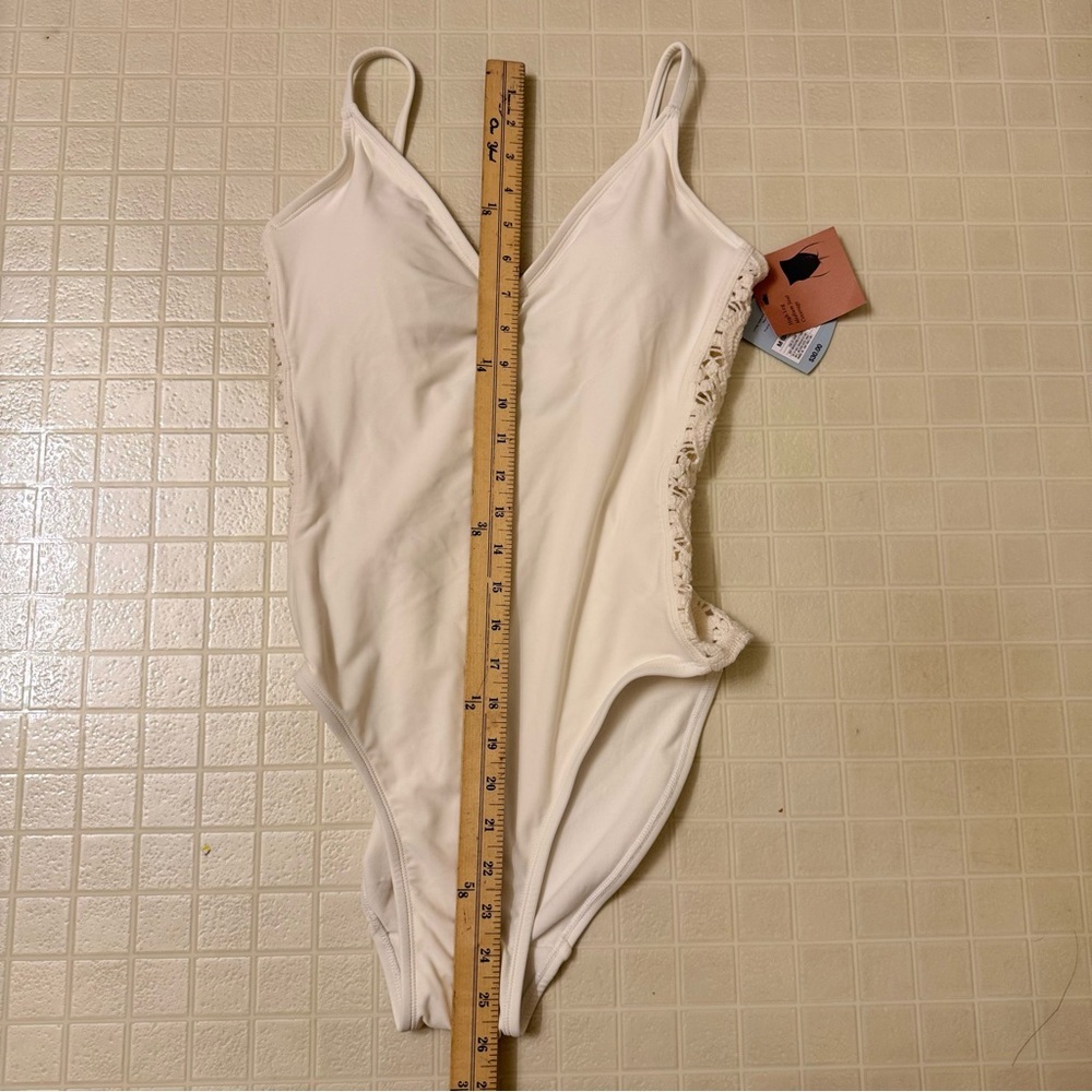 Women's Crochet Side Panel Coverage One Piece Swimsuit Shade and Shore Size M - Picture 5 of 8